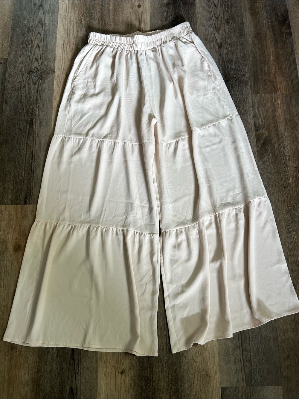 Light Cream Tiered Elastic Waist Lounge Pants - 2X - Picture 2 of 3